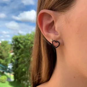 Brinco coração vazado cravejado - banhado a ródio negro
