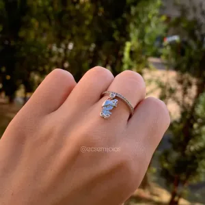 Anel cravejado c/ 1 criança, menina - banhado a ródio branco