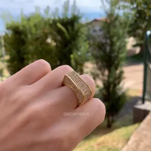 Anel retangular cravejado em cima e dos lados - banhado a ouro 18k