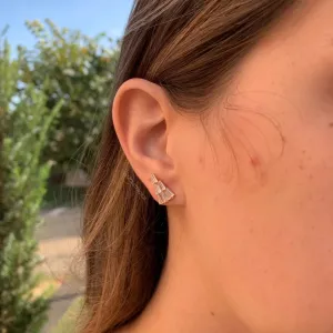 Brinco pequeno triângulo de baguetes - banhado a ouro 18k
