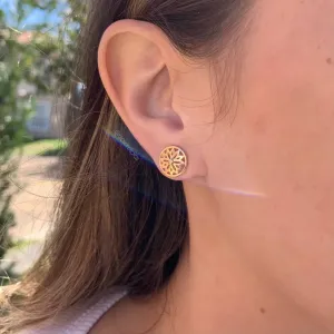 Brinco redondo flor vazada no centro - banhado a ouro 18k