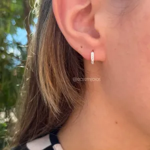Brinco argola cravejada 6 zircônias P - banhado a prata 925