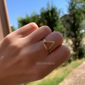Anel forma geométrica triângulo vazado - banhado a ouro 18k