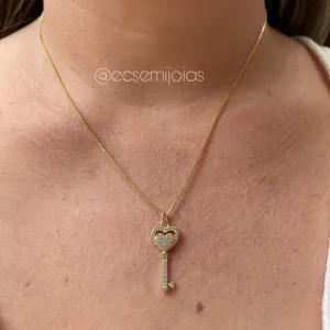 Colar com chave cravejada com coração - banhado a ouro 18k