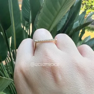 Anel com base reta e 1 fileira cravejada - banhado a ouro 18k