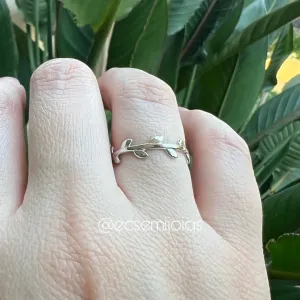 Anel com folhinhas lisas e aro fino - banhado a ródio branco
