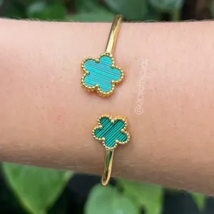 Bracelete flor com 5 pétalas de resina - aço dourado