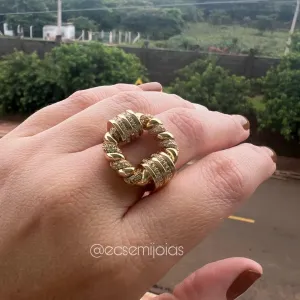 Anel quadrado cravejado torcido vazado - banhado a ouro 18k