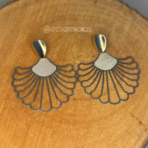 Brinco de leque vazado - banhado a ouro 18k