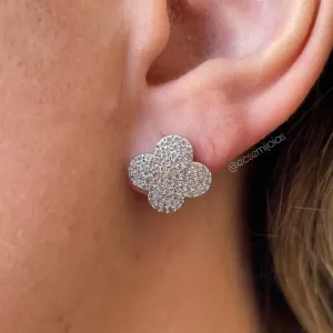 Brinco de trevo cravejado - 14mm - banhado a ródio branco