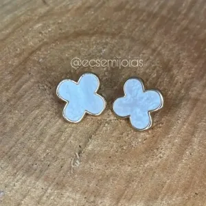 Brinco de trevo resinado com bordas - 20mm - banhado a ouro 18k