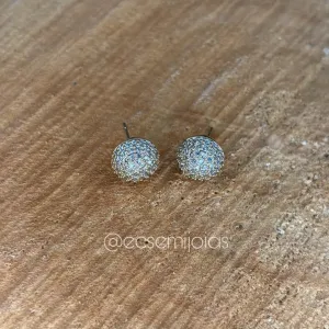 Brinco redondo/meia bola cravejada 11mm - banhado a ouro 18k