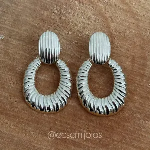 Brinco maxxi oval liso com frisos - banhado a ouro 18k