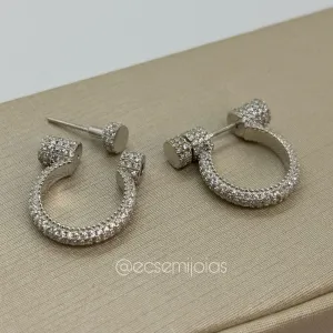 Argola cravejada com pino de rosca - banhado a ródio branco