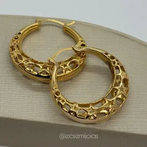 Argola maxxi com estrelas vazadas - 9x40mm - banhado a ouro 18k