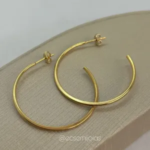 Argola tubolar achatada lisa - 1,5x40mm - banhado a ouro 18k