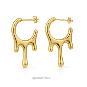 Brinco meia argola orgânico liso - banhado a ouro 18k