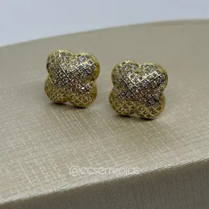 Brinco de trevo cravejado abaulado - 15mm - banhado a ouro 18k