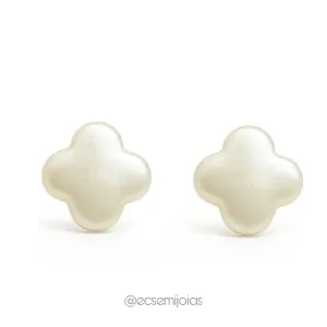 Brinco de trevo de pérola resinada (P) - 6mm - banhado a ouro 18k