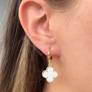Argola tranqueta com trevo pendurado - banhado a ouro 18k
