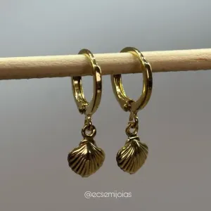 Brinco tranqueta com concha pendurada - banhado a ouro 18k