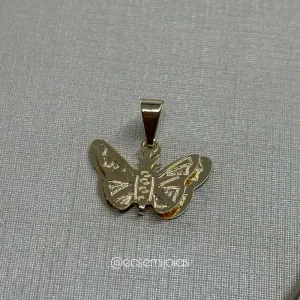 Pingente de borboleta 3D lisa - 1,1x1,7cm - banhado a ouro 18k