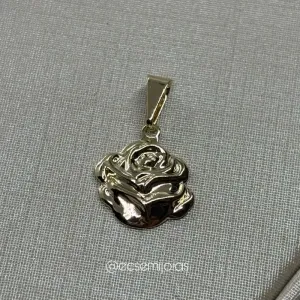 Pingente de flor rosa lisa - 1,2cm - banhado a ouro 18k