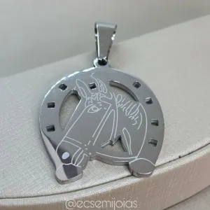 Pingente ferradura com cavalo - 4,5x5,5cm - aço inoxidável