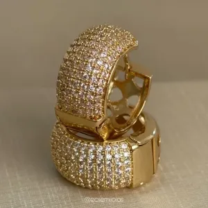 Argola com 8 fileiras cravejadas - 1x2cm - banhado a ouro 18k