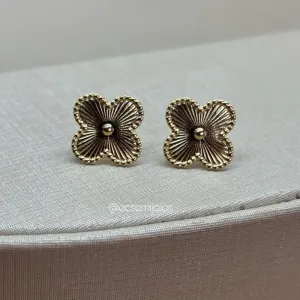 Brinco de trevo trabalhado - banhado a ouro 18k