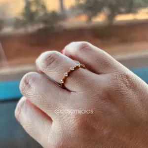 Anel fininho com zircônias intercaladas - banhado a ouro 18k