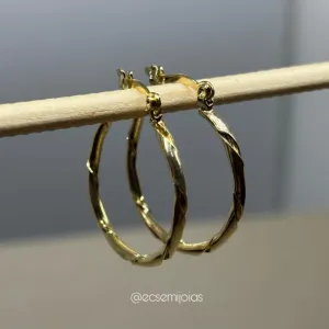 Argola tubolar torcida - 2,5x2,8cm - banhado a ouro 18k