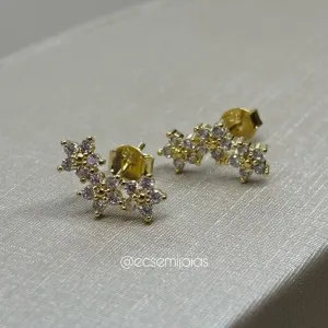 Brinco com 3 florzinhas cravejadas - banhado a ouro 18k