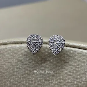 Brinco gota cravejada - 9x11mm - banhado a ródio branco