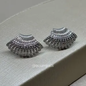 Brinco leque curvado cravejado - banhado a ródio branco