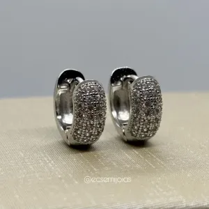 Argola com 5 fileiras cravejadas 13mm - banhado a ródio branco