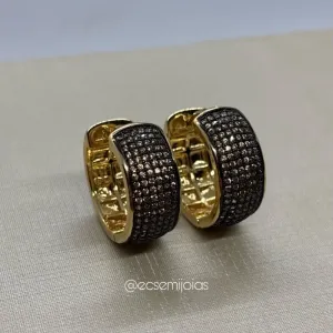 Argola com 6 fileiras cravejadas 20mm - banhado a ouro 18k
