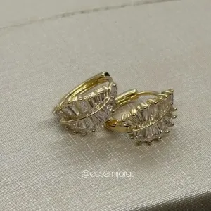 Argola com folha cravejada de baguetes - banhado a ouro 18k