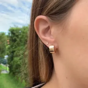 Brinco argola inteira lisa  - banhado a ouro 18k