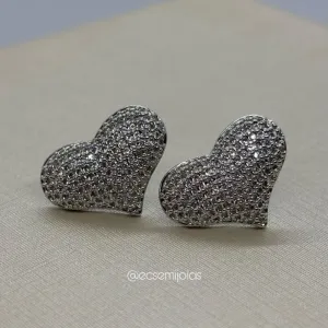 Brinco de coração cravejado - 12x18mm - banhado a ródio branco