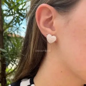 Brinco de coração 12mm cravejado - banhado a ródio branco