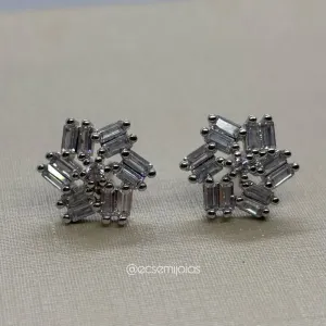 Brinco de flor cravejado com baguetes - banhado a ródio branco