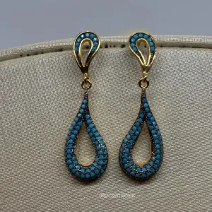 Brinco gota cravejada vazada - banhado a ouro 18k