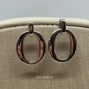 Brinco oval liso vazado - banhado a ródio branco