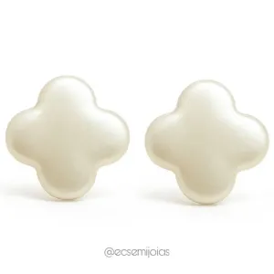 Brinco de trevo de pérola resinada (M) - 8mm - banhado a ouro 18k