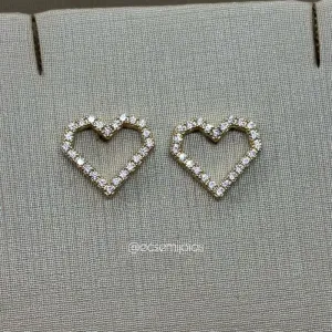 Brinco de coração vazado cravejado no aro - banhado a ouro 18k
