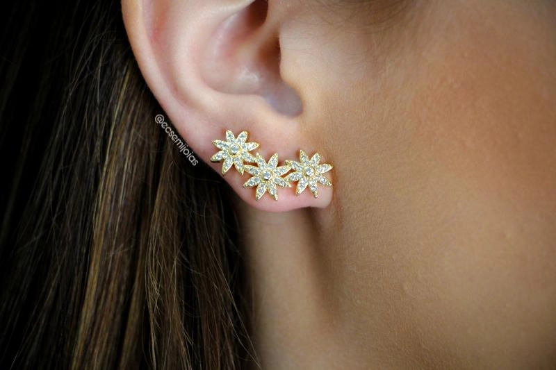 Brinco ear cuff  curvado com 3 flores cravejadas