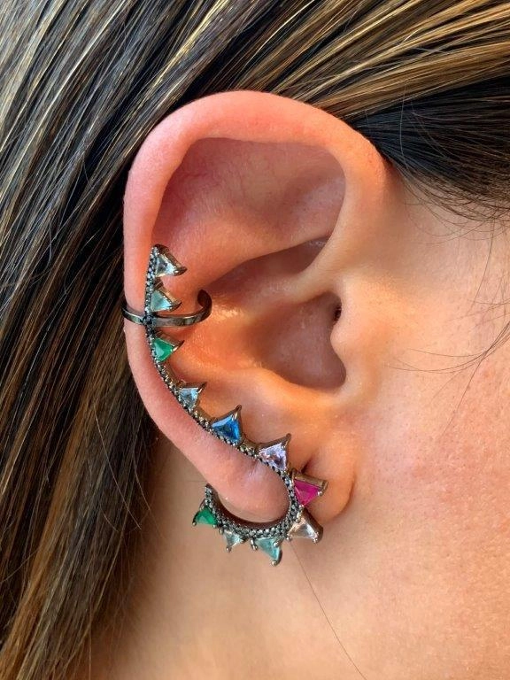 Brinco ear cuff com aro cravejado e zircônias triângulo coloridas