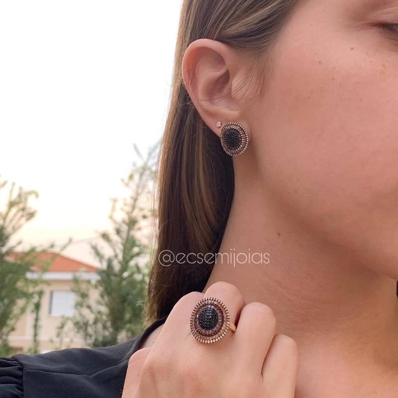 Anel oval cravejado com baguetes e zircônias