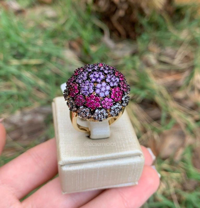 Anel bola grande c/ desenho de várias florzinhas cravejadas